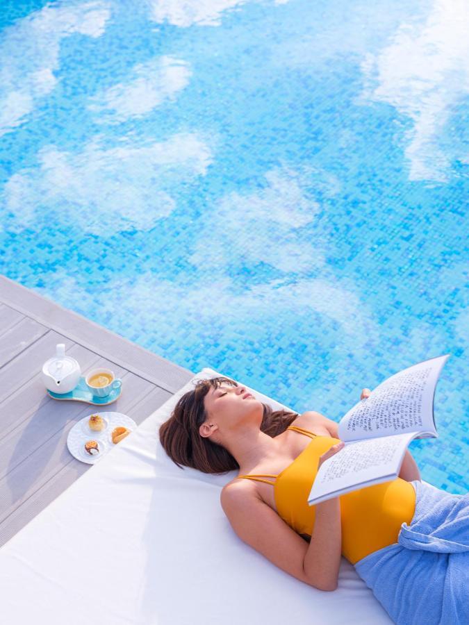 The View Bouznika Hotel Екстериор снимка A woman sunbathing