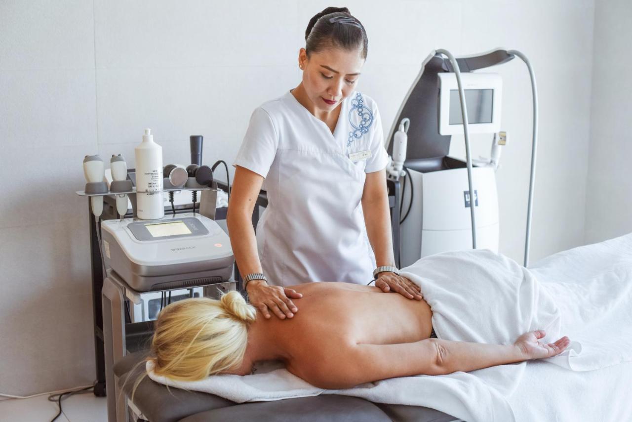 The View Bouznika Hotel Екстериор снимка A woman receiving a massage