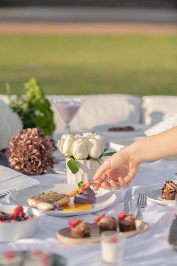 The View Bouznika Hotel Екстериор снимка A hand reaches for a carrot at a wedding reception